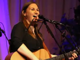Karin Rabhansl beim Liedermacherfest in Altdorf.