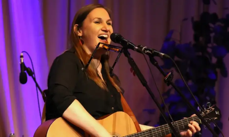 Karin Rabhansl beim Liedermacherfest in Altdorf.