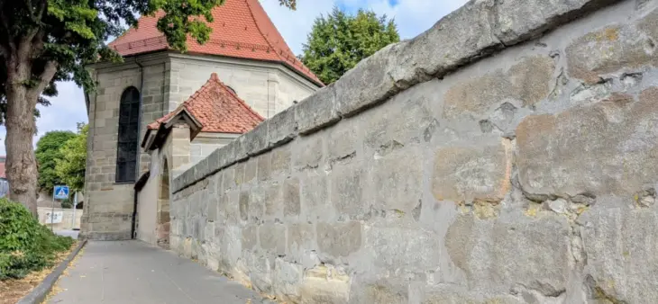 Auch der Evangelische Friedhof in Altdorf wird von der Finanzspritze des Freistaats profitieren - mit 18.300 Euro.