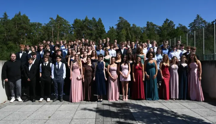 Die Schülerinnen und Schüler der Realschule in Röthenbach feierten ihren Abschluss.