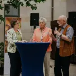 Museumsleiterin Astrid Seichter (links) im Gespräch mit den beiden Fotokünstlern, Monika Rösler und Rüdiger Kretschmann.