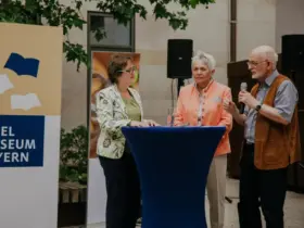Museumsleiterin Astrid Seichter (links) im Gespräch mit den beiden Fotokünstlern, Monika Rösler und Rüdiger Kretschmann.