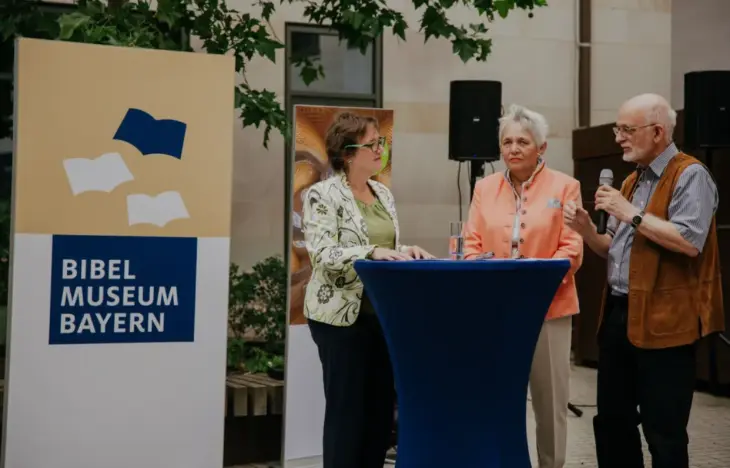 Museumsleiterin Astrid Seichter (links) im Gespräch mit den beiden Fotokünstlern, Monika Rösler und Rüdiger Kretschmann.