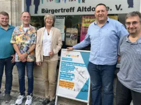 Beim Informationsabend informierte die Leiterin des Frauenhauses Schwabach, Andrea Hopperdietzel (3. von links), die anwesenden Bürger.