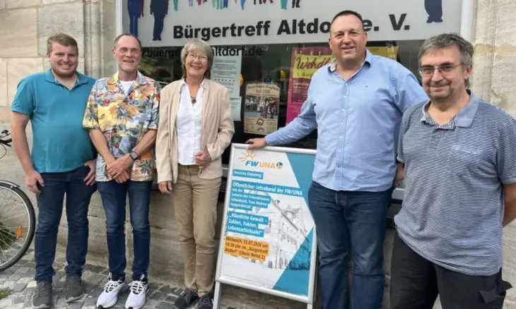 Beim Informationsabend informierte die Leiterin des Frauenhauses Schwabach, Andrea Hopperdietzel (3. von links), die anwesenden Bürger.