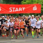 Der Wallenstein-Halbmarathon ist bei Teilnehmern aus Nah und Fern gleichermaßen beliebt. Unser Bild aus dem Jahr 2024 zeigt sie beim Start frühmorgens an der Klaus-Wolfermann-Halle.