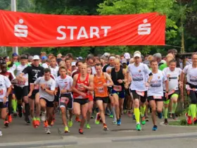 Der Wallenstein-Halbmarathon ist bei Teilnehmern aus Nah und Fern gleichermaßen beliebt. Unser Bild aus dem Jahr 2024 zeigt sie beim Start frühmorgens an der Klaus-Wolfermann-Halle.