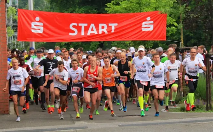 Der Wallenstein-Halbmarathon ist bei Teilnehmern aus Nah und Fern gleichermaßen beliebt. Unser Bild aus dem Jahr 2024 zeigt sie beim Start frühmorgens an der Klaus-Wolfermann-Halle.