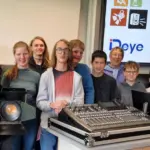 Die Schülerinnen und Schüler des Technik-Teams freuen sich mit den Leitungen Thomas Wißgott und Robert Heurung sowie Schulleiter Burkard Eichelsbacher (hinten von rechts). über die Spende von 10.000 Euro. So können Abifeiern oder Theatervorstellungen noch besser in Szene gesetzt werden.