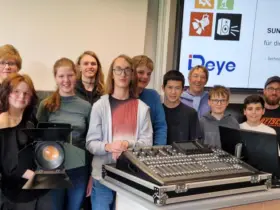 Die Schülerinnen und Schüler des Technik-Teams freuen sich mit den Leitungen Thomas Wißgott und Robert Heurung sowie Schulleiter Burkard Eichelsbacher (hinten von rechts). über die Spende von 10.000 Euro. So können Abifeiern oder Theatervorstellungen noch besser in Szene gesetzt werden.