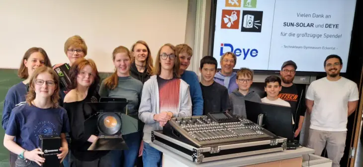 Die Schülerinnen und Schüler des Technik-Teams freuen sich mit den Leitungen Thomas Wißgott und Robert Heurung sowie Schulleiter Burkard Eichelsbacher (hinten von rechts). über die Spende von 10.000 Euro. So können Abifeiern oder Theatervorstellungen noch besser in Szene gesetzt werden.