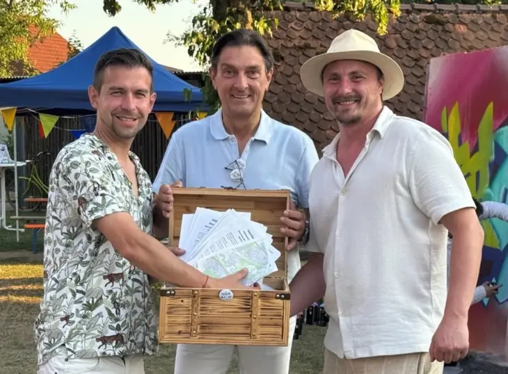 Die Organisatoren Alexander Liewald (links) und Sebastian Kunze (rechts) präsentieren zusammen mit Bürgermeister Johannes Ballas eine „Ideentruhe“.