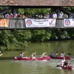 Unter anderem vom Steg zum Schloss aus verfolgten die Zuschauer die 25. Auflage des Kanurennens. Für die Sicherheit sorgte die Laufer Wasserwacht.