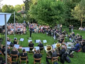 Der Posaunenchor spielt bei der Feuchter Schlossserenade.