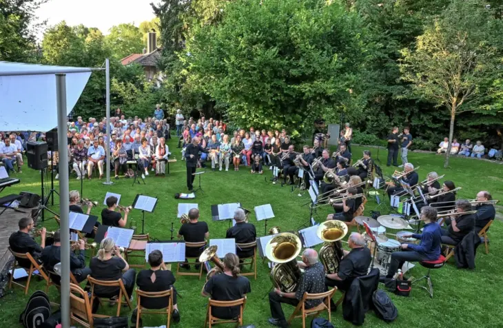 Der Posaunenchor spielt bei der Feuchter Schlossserenade.