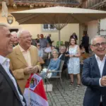 „Präsidentenwende“ und Jubiläum: Der neue Club-Präsident Frank Opferkuch (links) sieht seinem Vorgänger Johannes Söllner (am Fahnenmast) beim Einholen von dessen Fahne zu. Parallel wurde das 30-jährige Jubiläum des Clubs gefeiert.