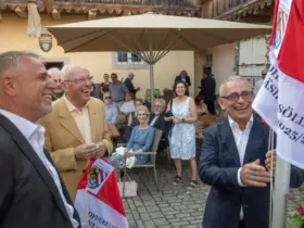 „Präsidentenwende“ und Jubiläum: Der neue Club-Präsident Frank Opferkuch (links) sieht seinem Vorgänger Johannes Söllner (am Fahnenmast) beim Einholen von dessen Fahne zu. Parallel wurde das 30-jährige Jubiläum des Clubs gefeiert.