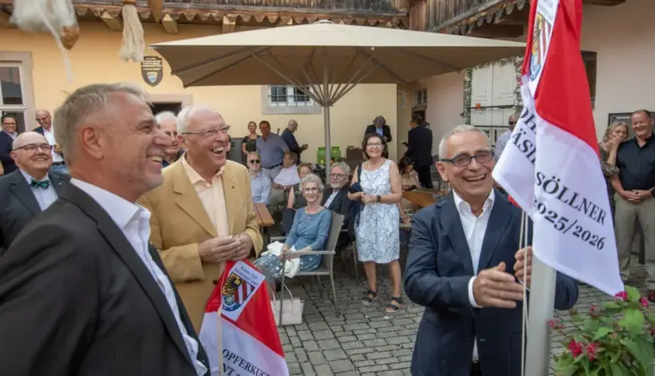 „Präsidentenwende“ und Jubiläum: Der neue Club-Präsident Frank Opferkuch (links) sieht seinem Vorgänger Johannes Söllner (am Fahnenmast) beim Einholen von dessen Fahne zu. Parallel wurde das 30-jährige Jubiläum des Clubs gefeiert.