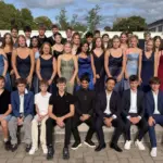 47 Abschlussschülerinnen und -schüler haben gemeinsamen mit ihren Lehrerinnen Laura Körner (links) und Eva Eger (rechts) ihren Abschluss gefeiert.