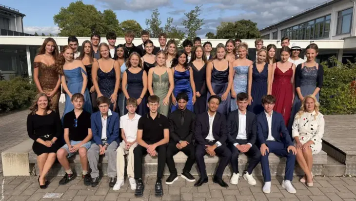47 Abschlussschülerinnen und -schüler haben gemeinsamen mit ihren Lehrerinnen Laura Körner (links) und Eva Eger (rechts) ihren Abschluss gefeiert.