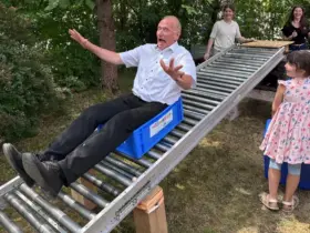 Pfarrer Bernhard Winkler wagt sich auf die Rollrutsche.