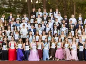 107 Schülerinnen und Schüler der Oskar-Sembach-Realschule Lauf erhielten ihre Abschlusszeugnisse.