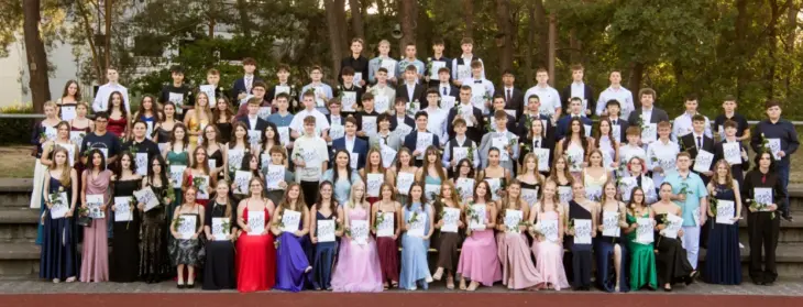 107 Schülerinnen und Schüler der Oskar-Sembach-Realschule Lauf erhielten ihre Abschlusszeugnisse.