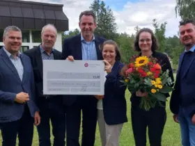 Diakone Alexander Loos, Diakon Mathias Kippenberg, Dr. Tobias Gaydoul, Prof. Dr. med. Beate Winner und Klara Metzner (beide Uniklinikum Erlangen) und Klaus Kolb, Vorstand Rummelsberger Stiftungen (von links).