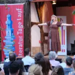 Das Publikum jubelte Rune Vollbehr und Dana Galkina (im Bild) ins Finale des Poetry Slams.