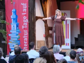 Das Publikum jubelte Rune Vollbehr und Dana Galkina (im Bild) ins Finale des Poetry Slams.