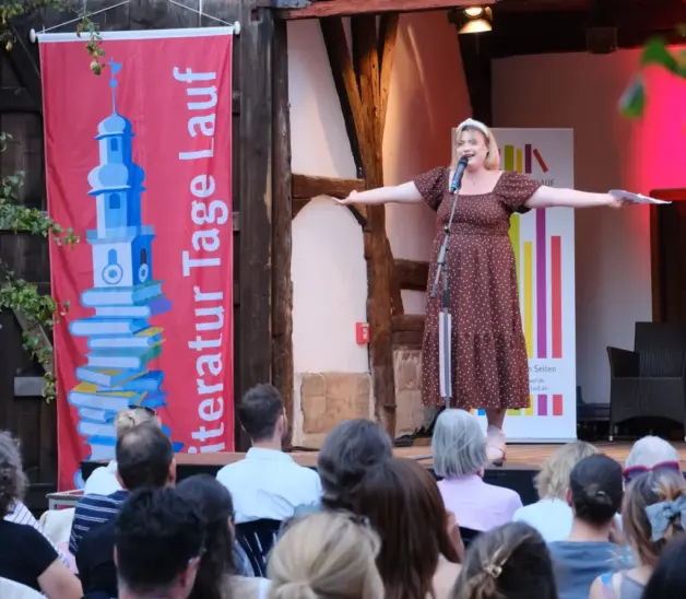 Das Publikum jubelte Rune Vollbehr und Dana Galkina (im Bild) ins Finale des Poetry Slams.
