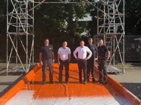 Bei der Übergabe der mobilen Dekontaminationsschleuse (von links): Marcus Sperber, Holger Herrmann, Armin Kroder, Christoph Müller und Tobias Seitz.