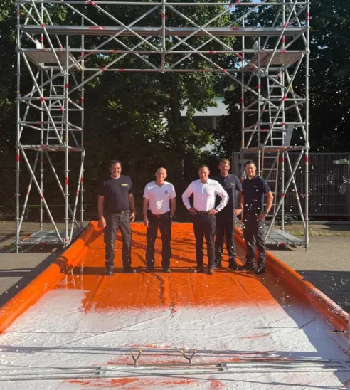 Bei der Übergabe der mobilen Dekontaminationsschleuse (von links): Marcus Sperber, Holger Herrmann, Armin Kroder, Christoph Müller und Tobias Seitz.