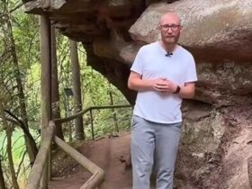 In einem Video auf Facebook verkündet Bürgermeister Martin Glienke die Nachricht von der Sperrung der Schwarzachklamm.