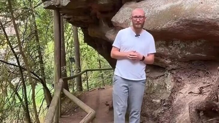 In einem Video auf Facebook verkündet Bürgermeister Martin Glienke die Nachricht von der Sperrung der Schwarzachklamm.