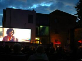 Schon im vergangenen Jahr kamen viele Besucherinnen und Besucher nach Altdorf, um Filme unter freiem Himmel zu genießen.