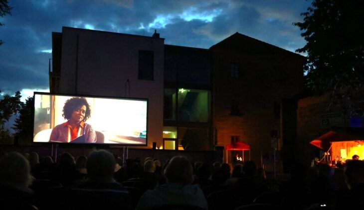 Schon im vergangenen Jahr kamen viele Besucherinnen und Besucher nach Altdorf, um Filme unter freiem Himmel zu genießen.
