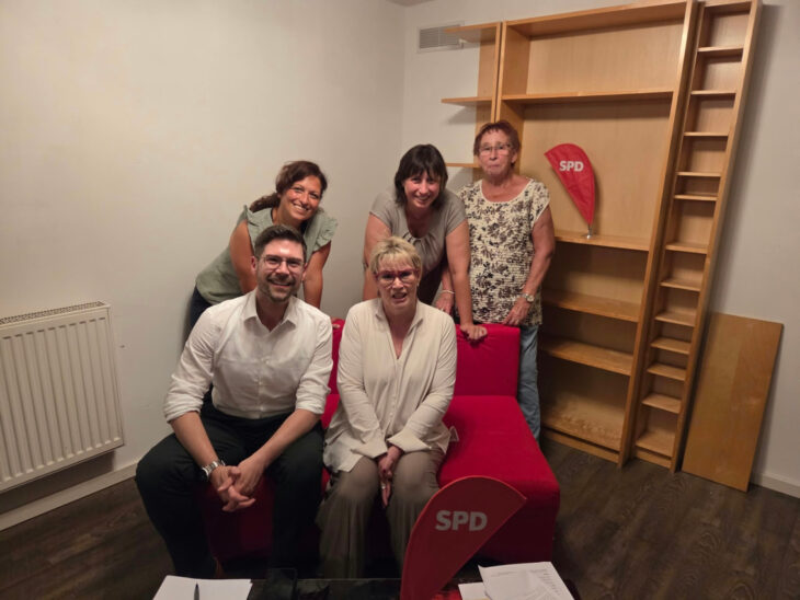Der SPD-Ortsverein (Antonietta Cersosimo, Elena Pechar, Christine Albrecht, vorne: Daniel Illauer) lud Gabriela Heinrich ein.