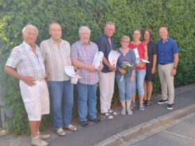 Harald Danzl (Bürgermeister), Brigitte Dreykorn (Rektorin Grundschule), Marion Geyer, Beate Mühlhause, Gottfried Fischer, Volker Lachmann, Philipp Schwarz, Rainer Purucker (Verkehrswacht Altdorf) (von rechts).