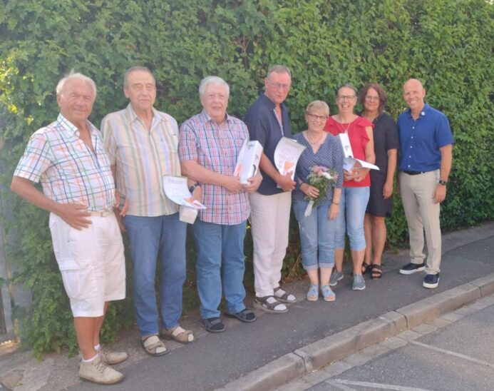 Harald Danzl (Bürgermeister), Brigitte Dreykorn (Rektorin Grundschule), Marion Geyer, Beate Mühlhause, Gottfried Fischer, Volker Lachmann, Philipp Schwarz, Rainer Purucker (Verkehrswacht Altdorf) (von rechts).