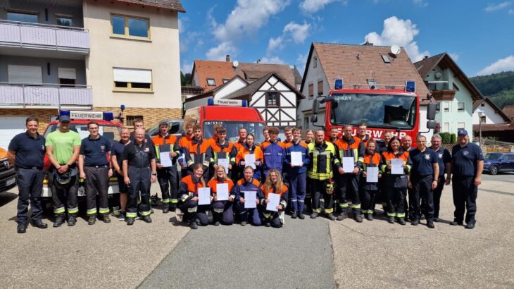 22 Feuerwehrfrauen und -männer haben den MTA-Basislehrgang erfolgreich abgeschlossen.