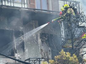 Die Hersbrucker Feuerwehr unterstützte mit ihrer Drehleiter.