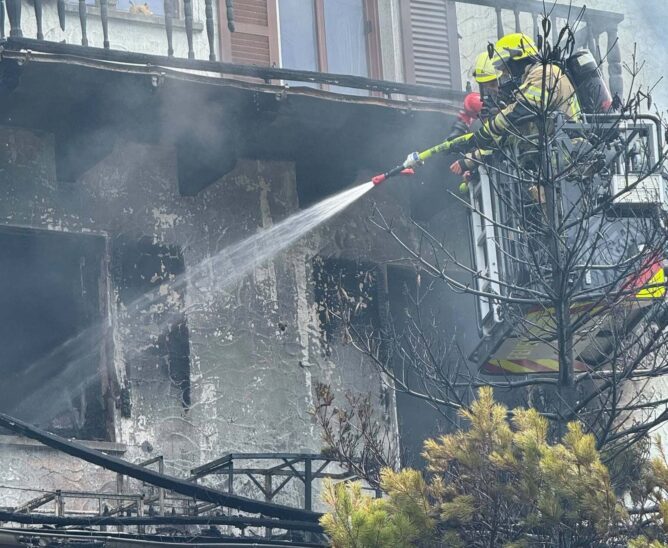 Die Hersbrucker Feuerwehr unterstützte mit ihrer Drehleiter.