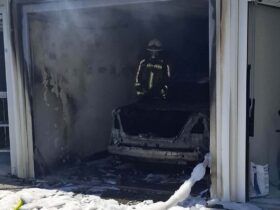 Die Feuerwehr Eschenau löschte den Garagenbrand.