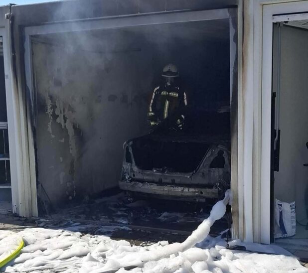 Die Feuerwehr Eschenau löschte den Garagenbrand.