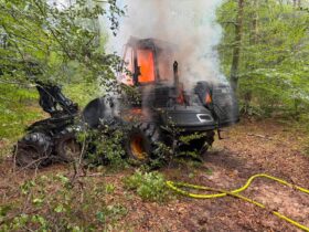 Beim Eintreffen der alarmierten Feuerwehren aus Behringersdorf und Schwaig stand die Maschine bereits in Vollbrand.