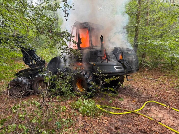 Beim Eintreffen der alarmierten Feuerwehren aus Behringersdorf und Schwaig stand die Maschine bereits in Vollbrand.