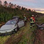 Das Auto überschlug sich mehrfach und landete im Grünstreifen neben der Autobahn.