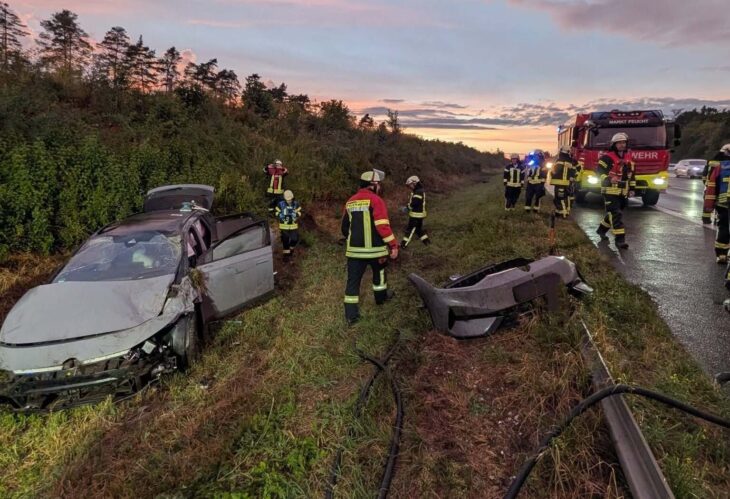 Das Auto überschlug sich mehrfach und landete im Grünstreifen neben der Autobahn.