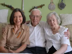 Laufs Zweite Bürgermeisterin Erika Vogel (links) gratulierte Helga und Volkmar Neumann zu ihrem Jubiläum, um zu gratulieren.